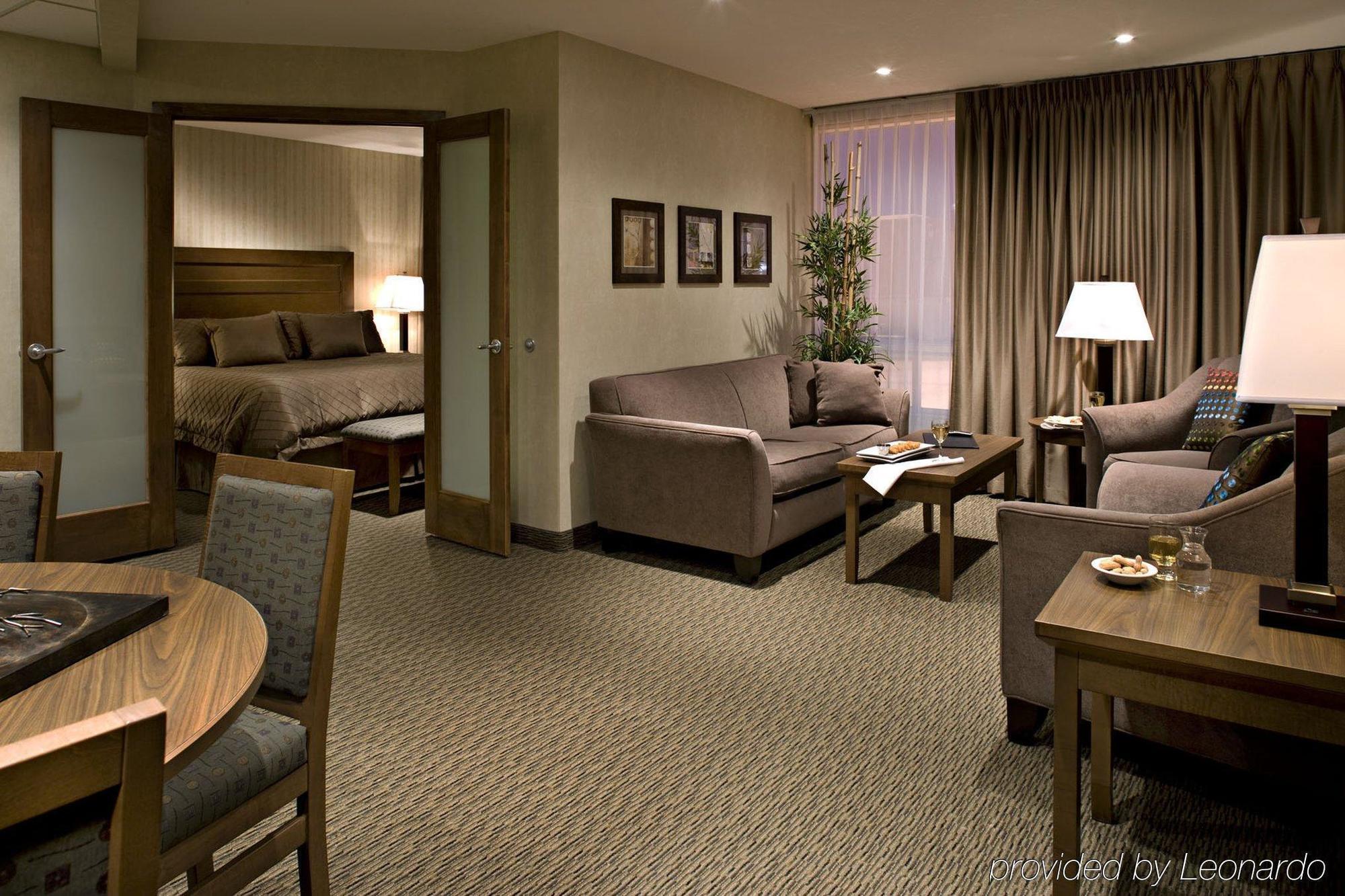 Carriage House Hotel And Conference Centre YYC Kamer foto
